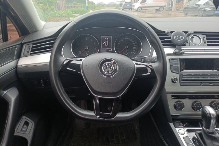 Used Volkswagen Magotan 2017 280TSI DSG Comfort Model
