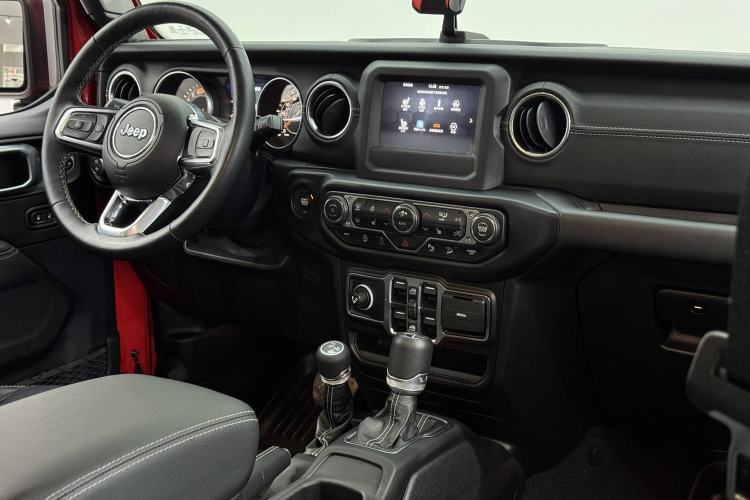 Used Jeep Wrangler 2019 2.0T Sahara Four-Door Version China VI Emission Standard