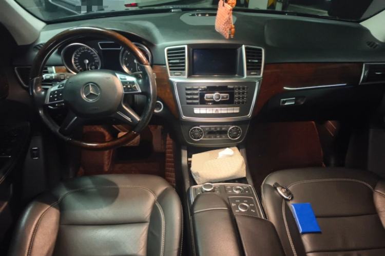 Used Mercedes-Benz M-Class 2014 ML 400 4MATIC Luxury Model Center Console