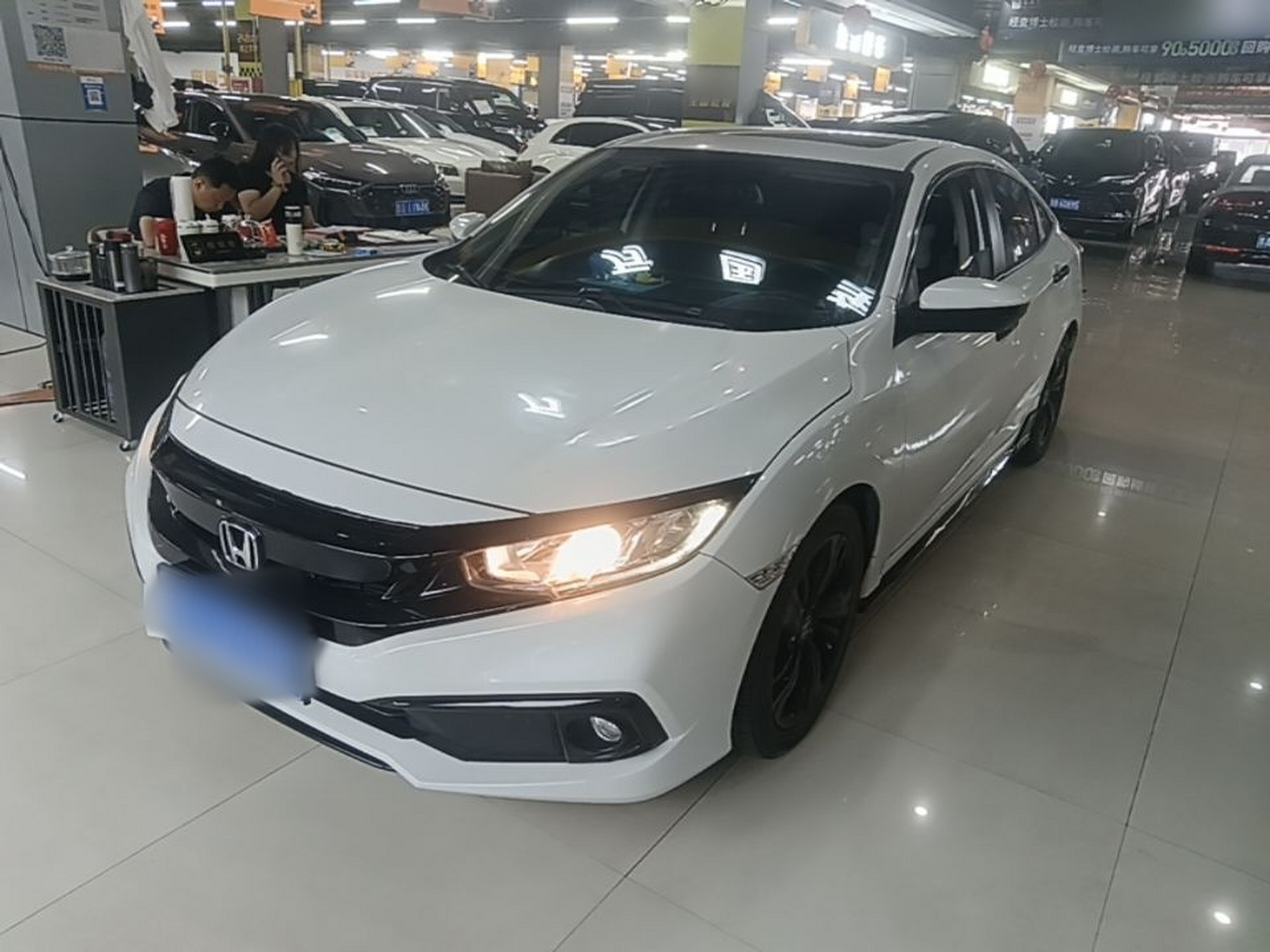 Под передней частью автомобиля