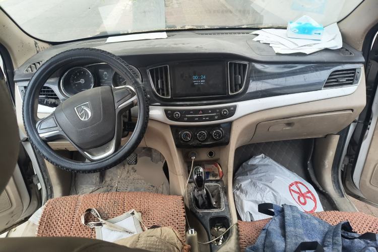 Used Baojun 730 2016 1.5L Manual Comfort Version 7 Seats China V Emission Standard Center Console