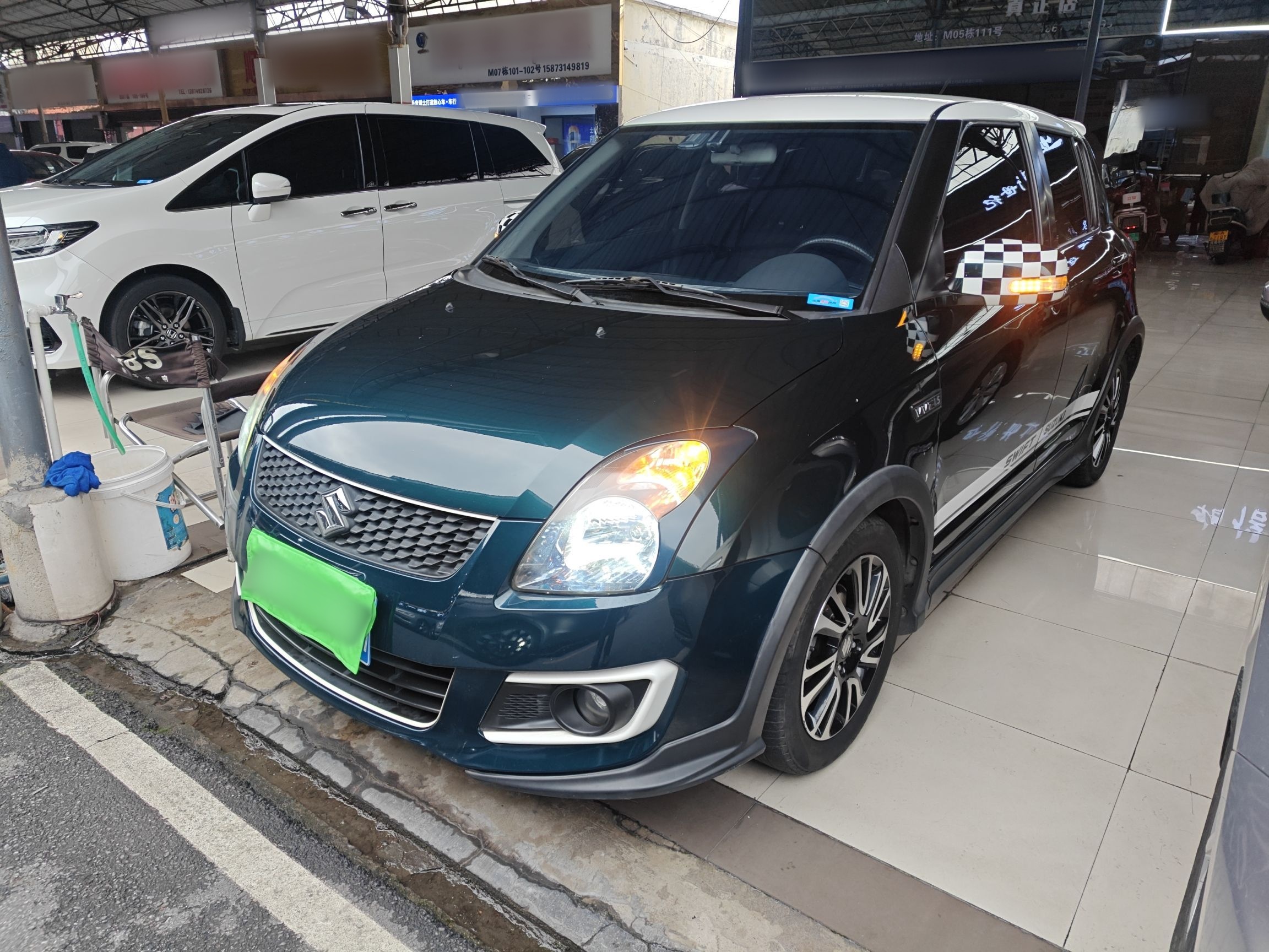 تحت مقدمة السيارة