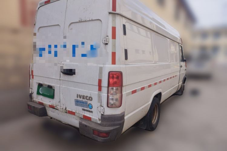 Used Iveco Daily 2021 2.8T V40 VAN厢式 Cargo Van 3-Seater Long Wheelbase Mid-Roof Design Dual Tires Manual Door
