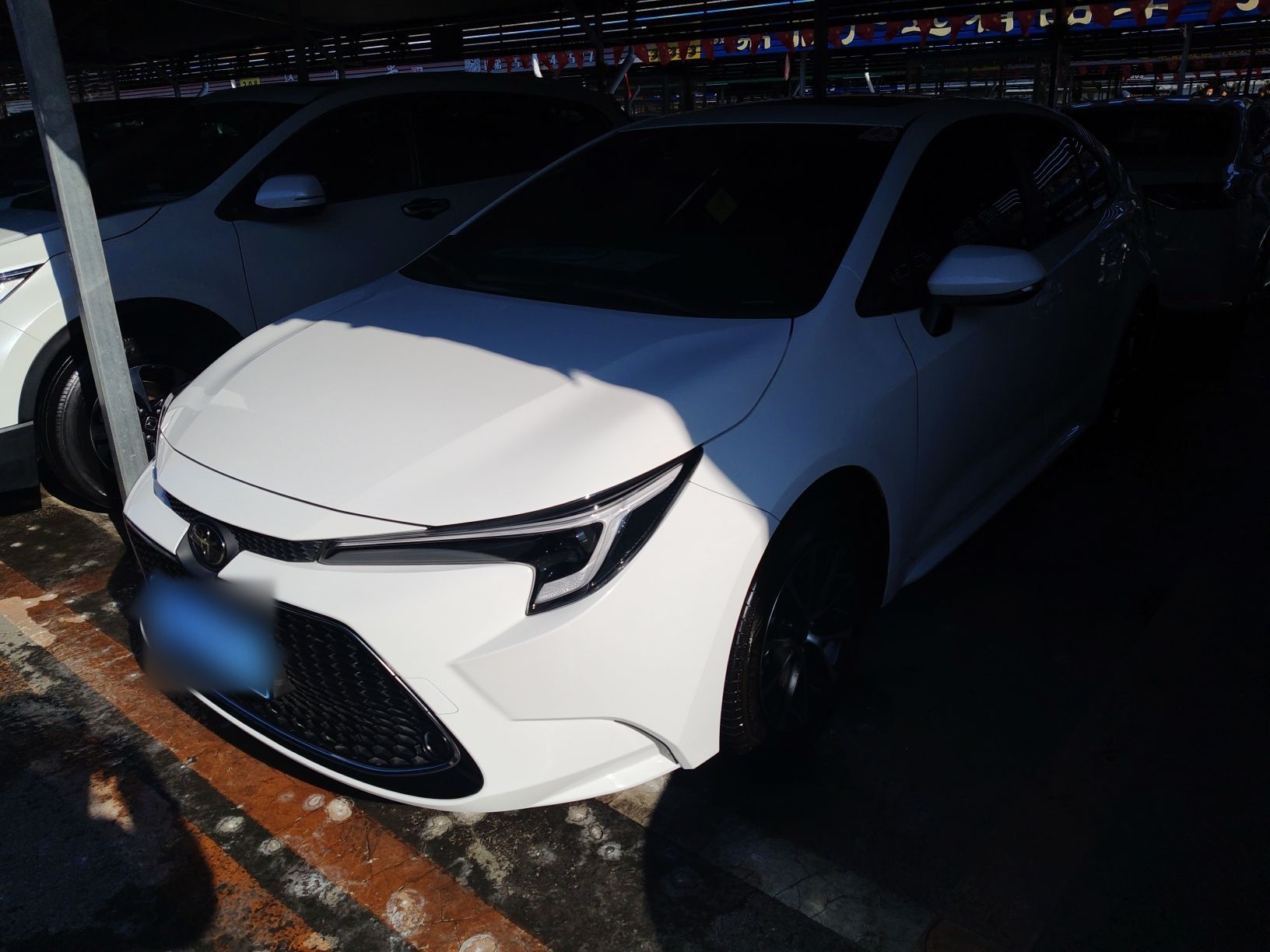 Под передней частью автомобиля