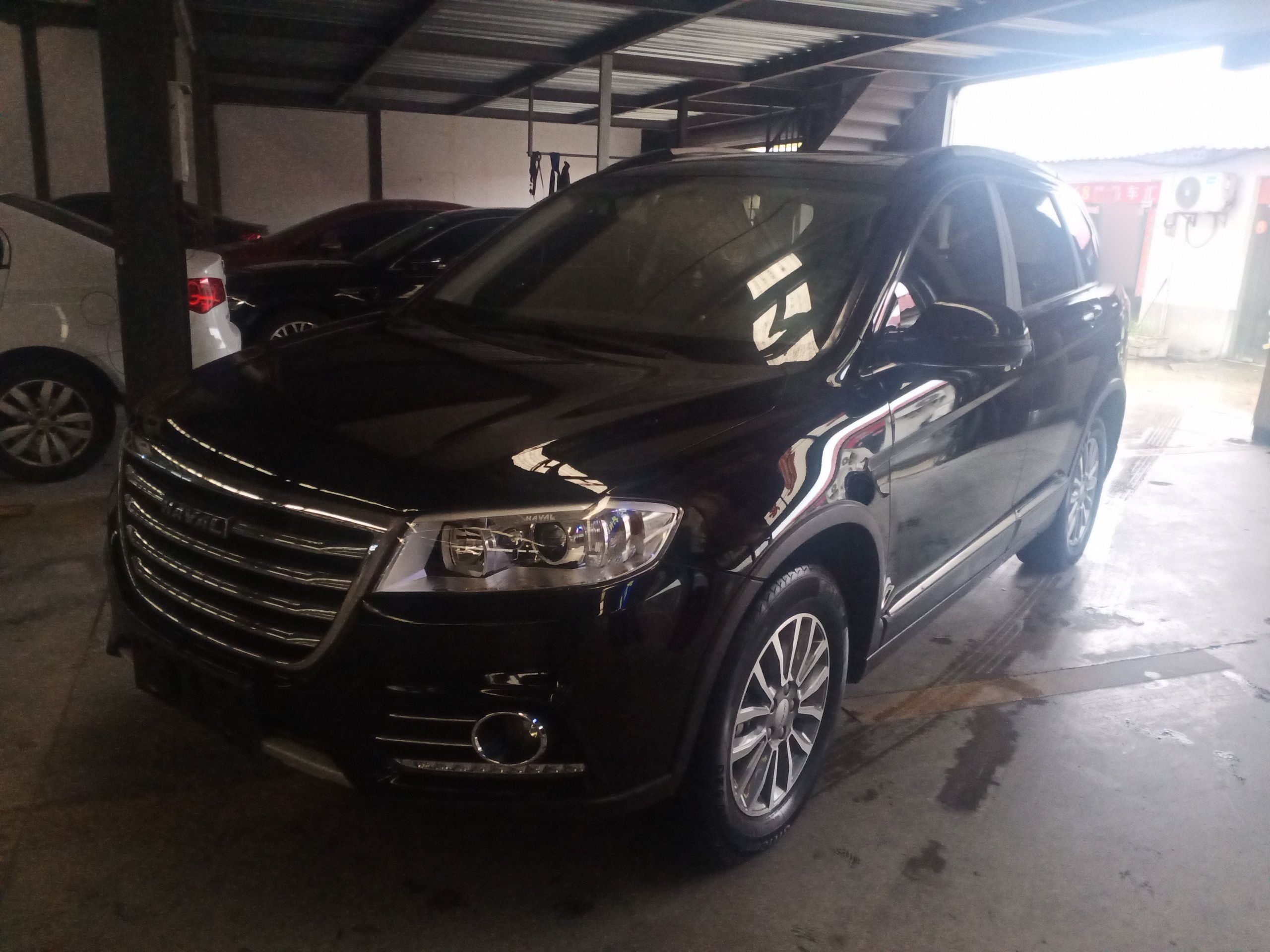 Под передней частью автомобиля