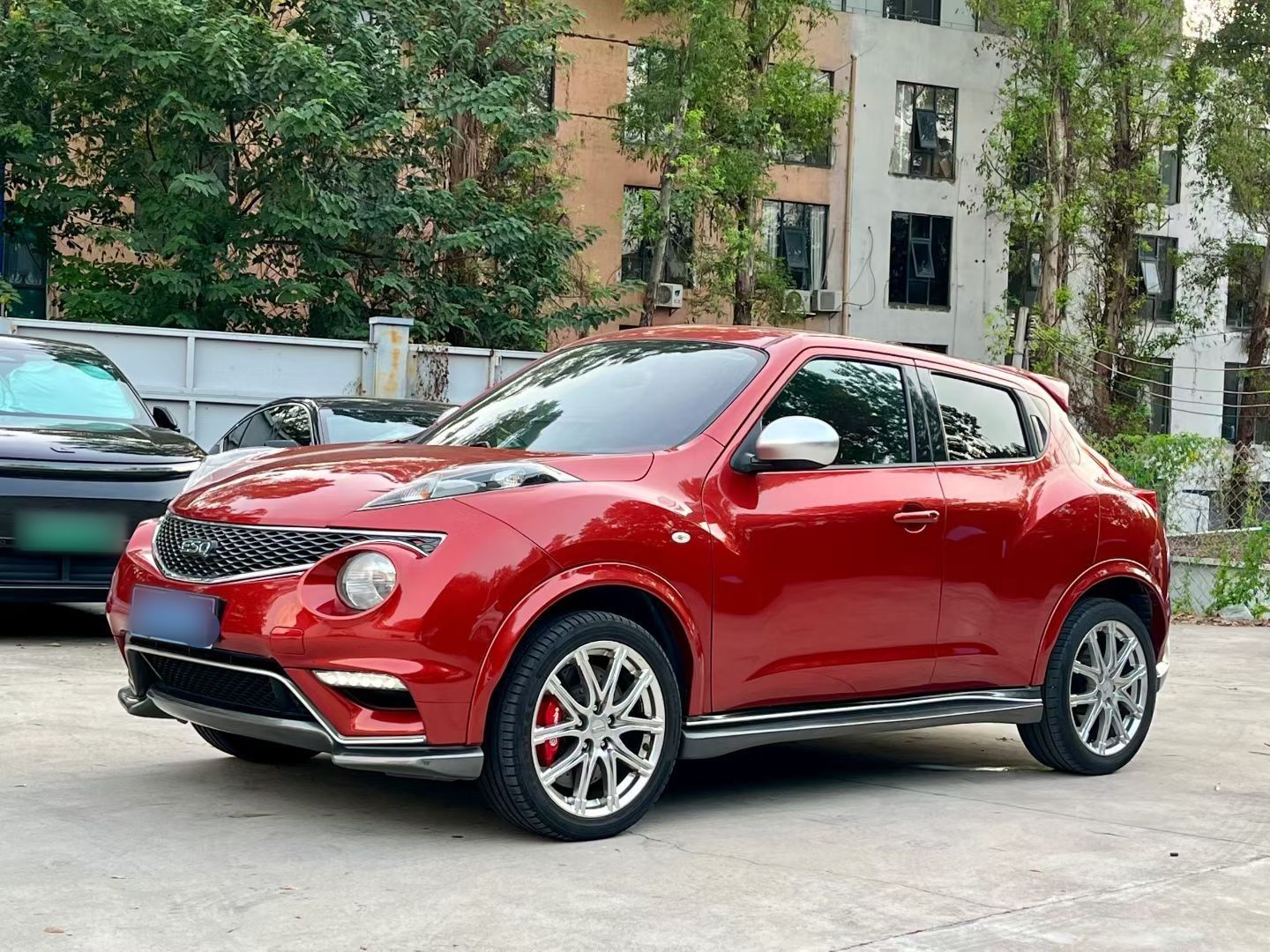 Под передней частью автомобиля