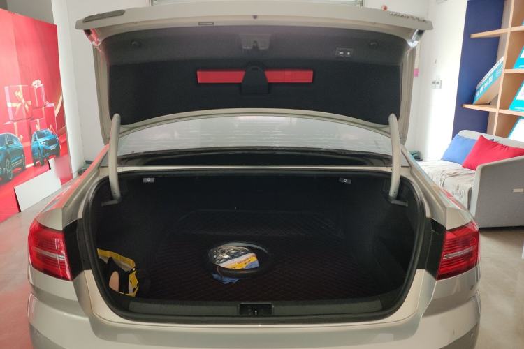 Used Volkswagen Magotan 2017 330TSI DSG Luxury Model Trunk