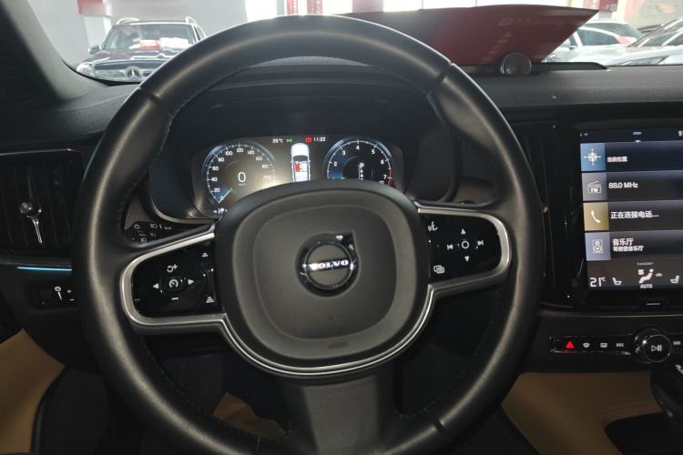 Used Volvo V90 2017 Cross Country T5 AWD Smart Range Edition Steering Wheel