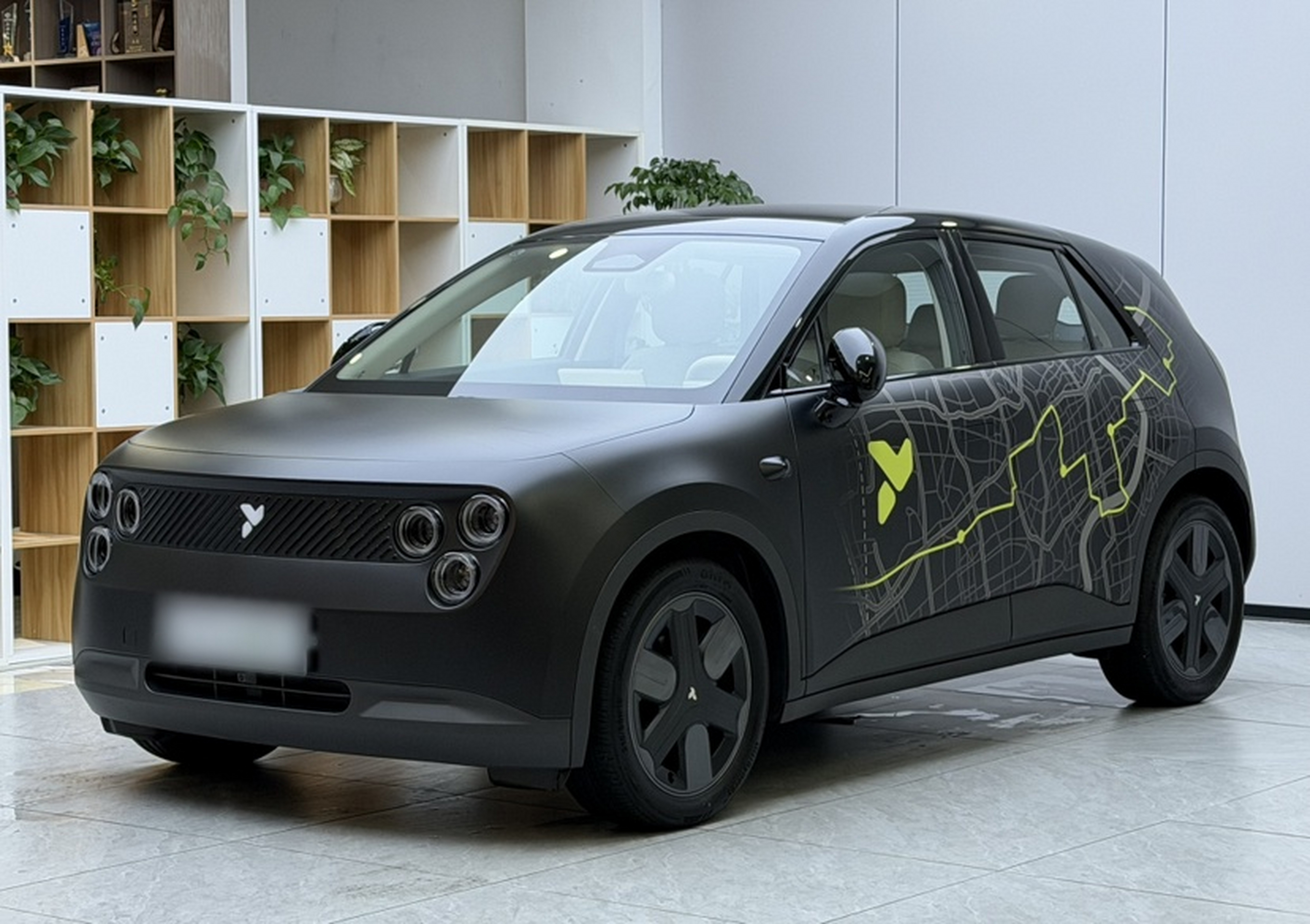 تحت مقدمة السيارة