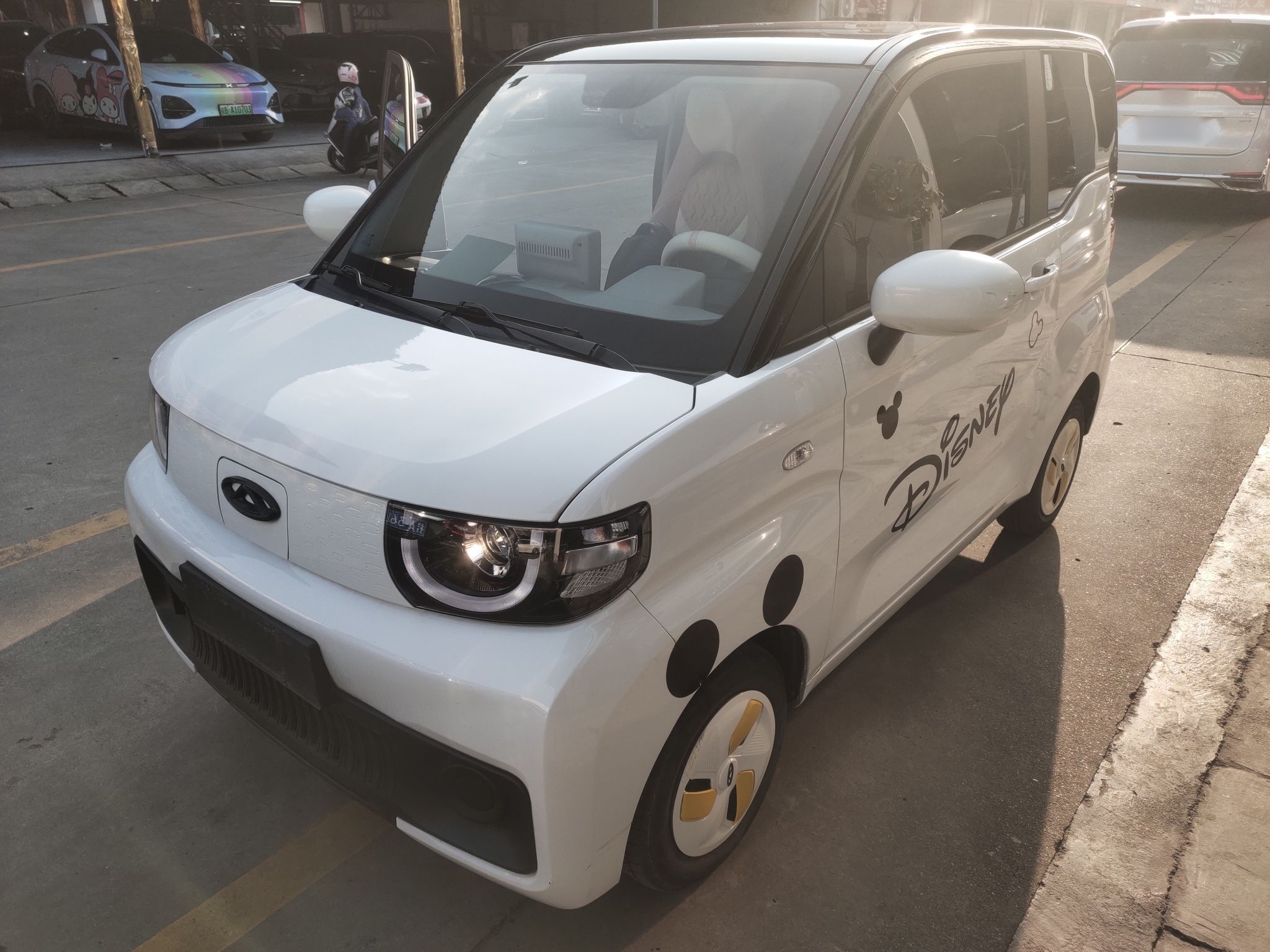 Под передней частью автомобиля