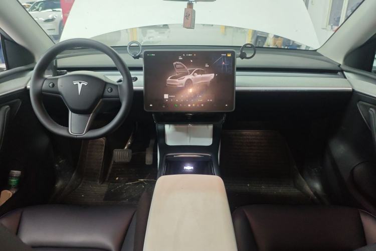 Used Tesla Model Y 2023 Long-Range All-Wheel-Drive Version Center Console