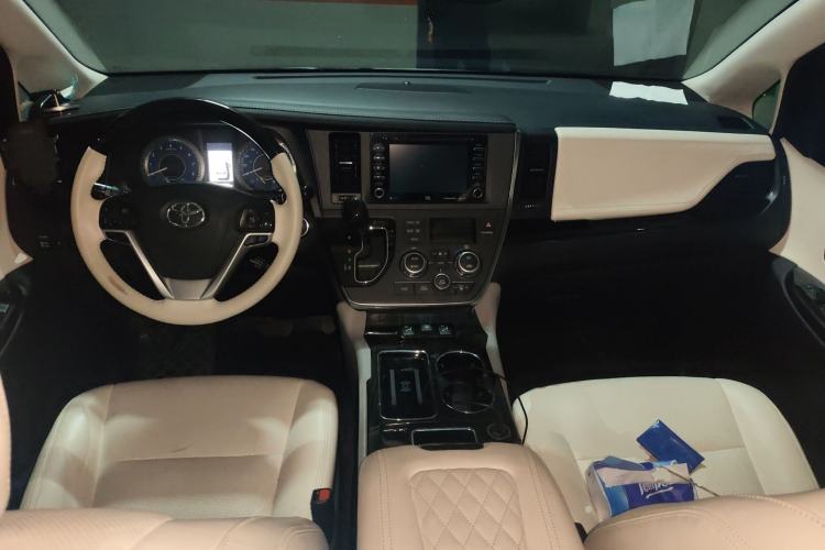 Used Toyota SIENNA 2018 3.5L Four-Wheel Drive SE Version 7 Seats U.S. Specification Center Console