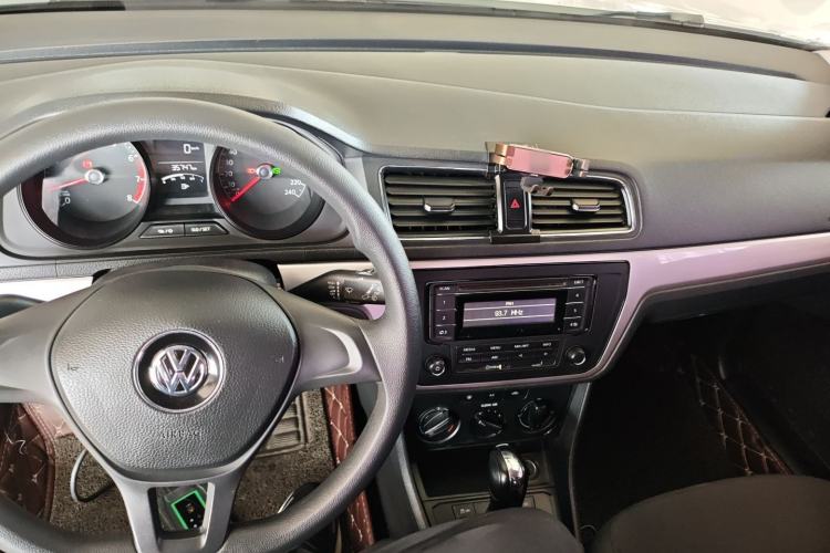 Used Volkswagen Gran Lavida 2017 1.6L Automatic Fashion Edition Center Console