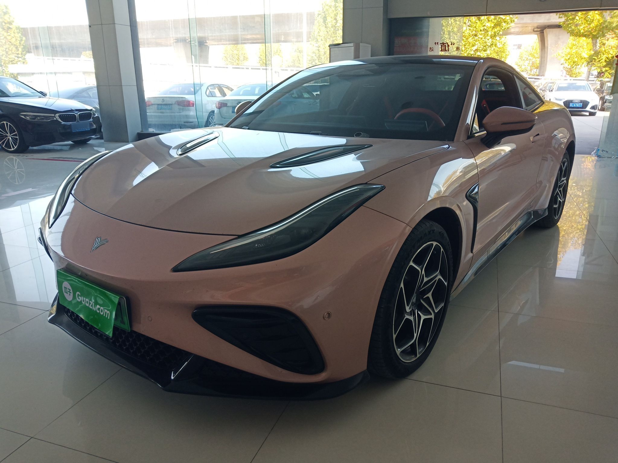 Под передней частью автомобиля