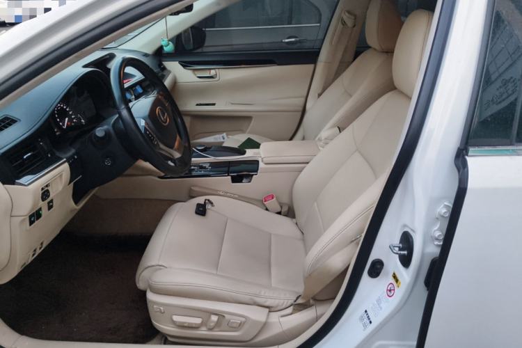 Used Lexus ES 2013 300h Elite Edition
