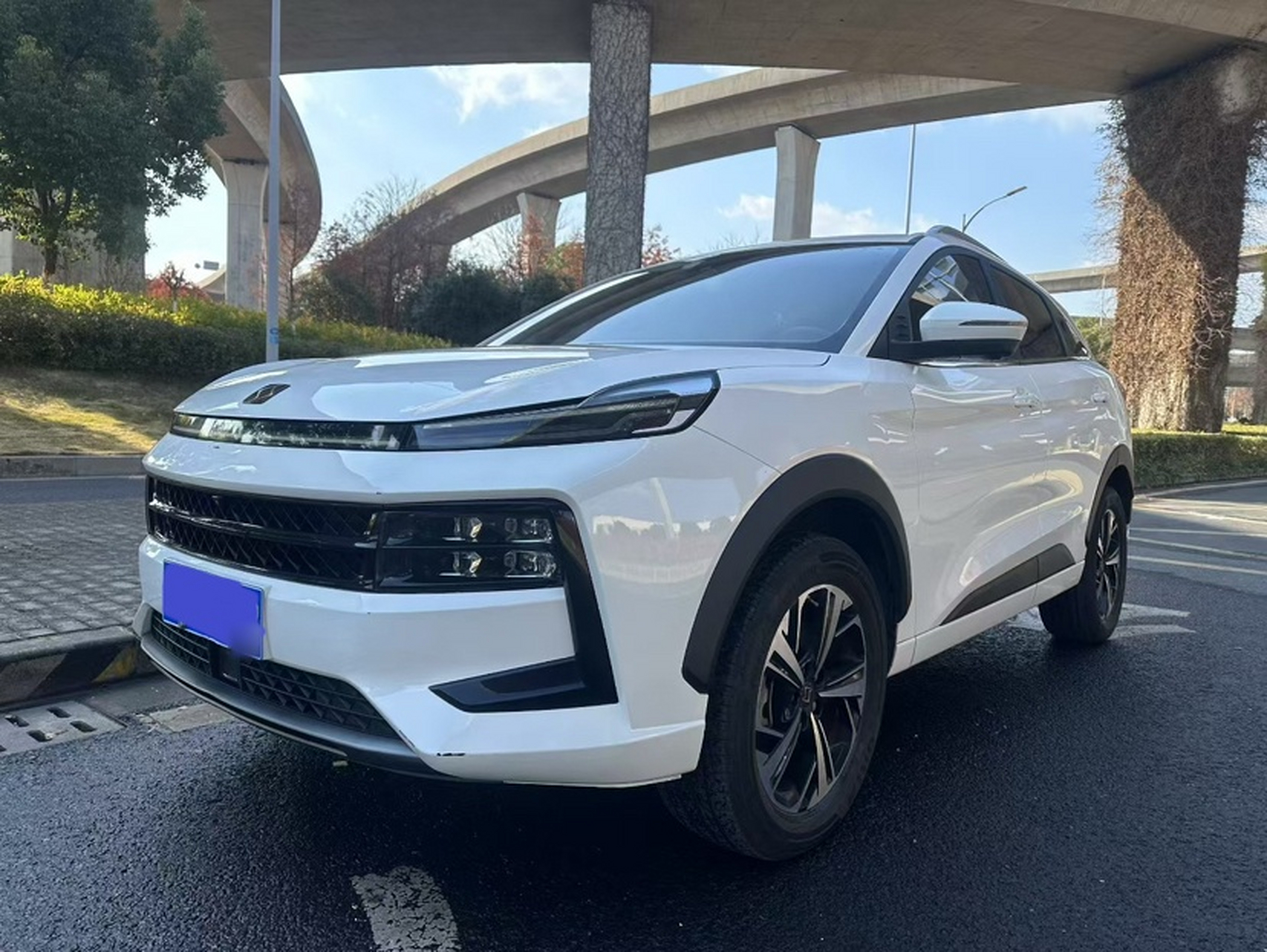 Под передней частью автомобиля