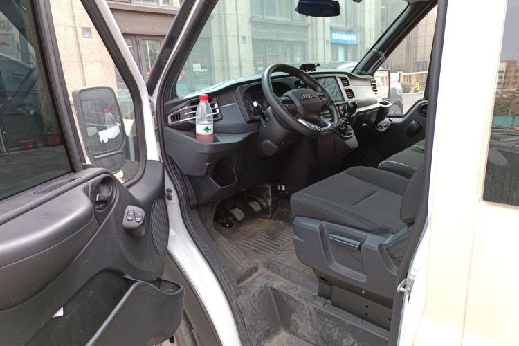 Used JMC Fushun 2023 2.0T Manual Short-Wheelbase Low-Roof Commercial Multi-Purpose Passenger Vehicle 6 Seats with Dual-Opening Tailgate
