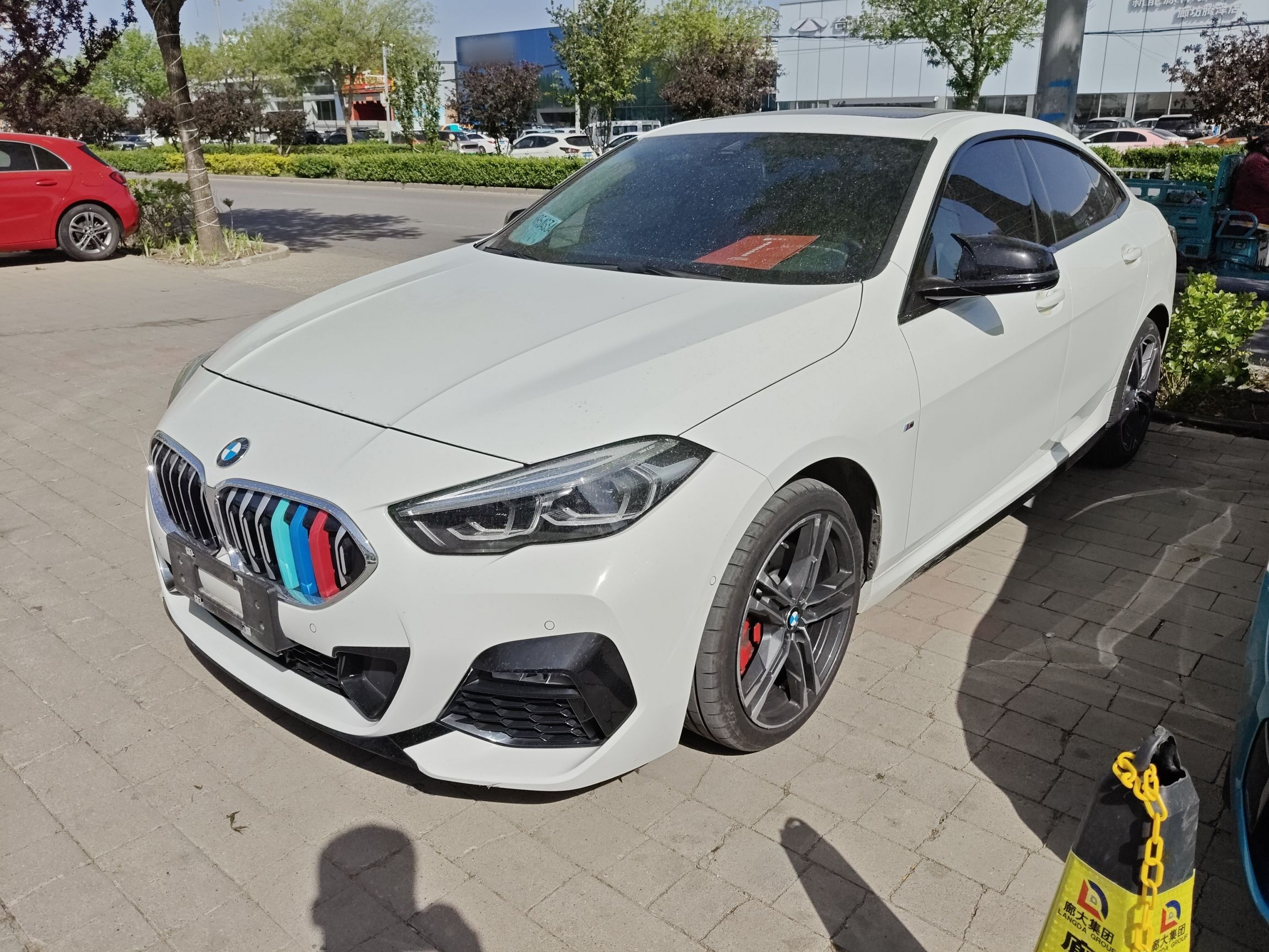 تحت مقدمة السيارة