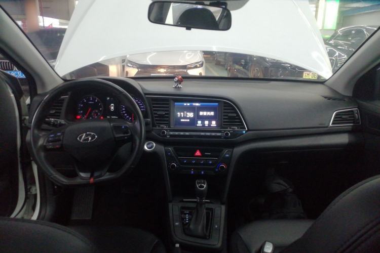 Used Hyundai Elantra (6th Generation / Lingdong) 2018 1.4T Dual-Clutch Xuan Dong · Dynamic Edition Center Console