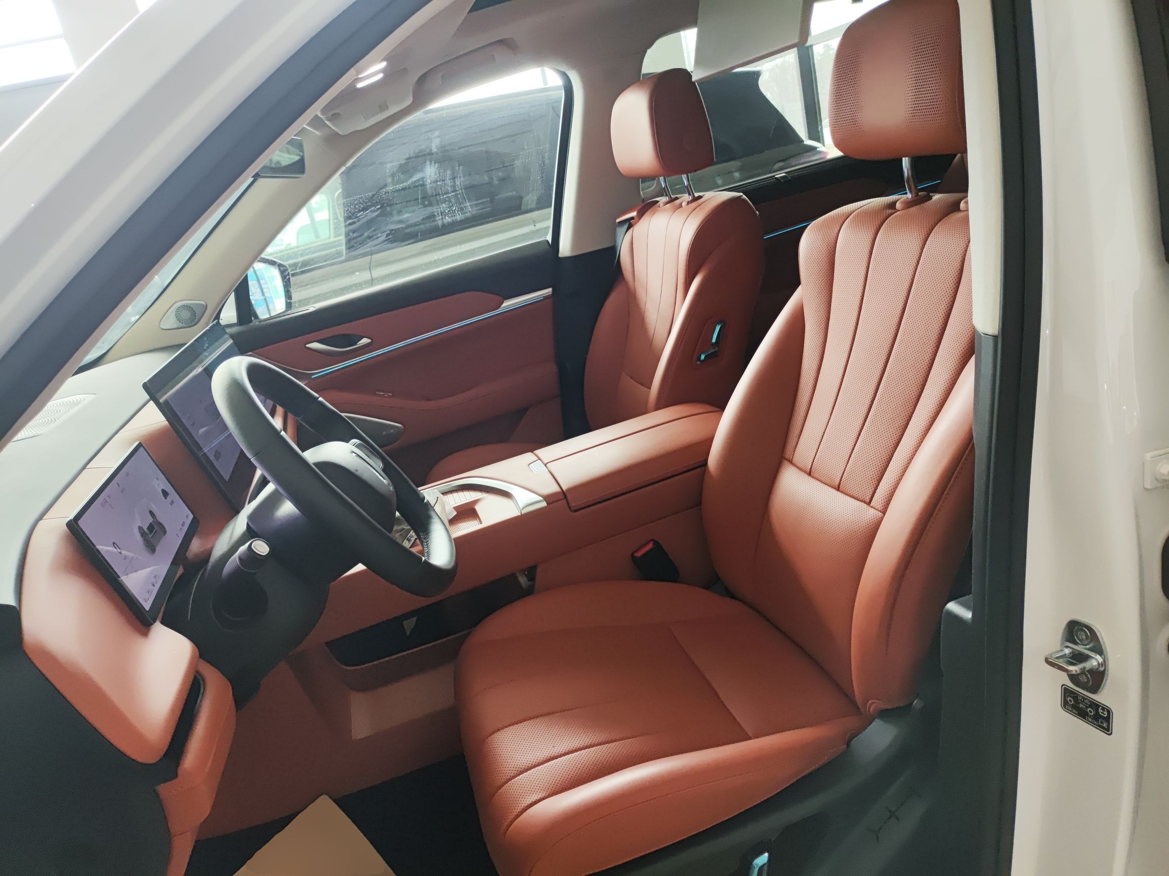 المقاعد الأمامية داخل السيارة