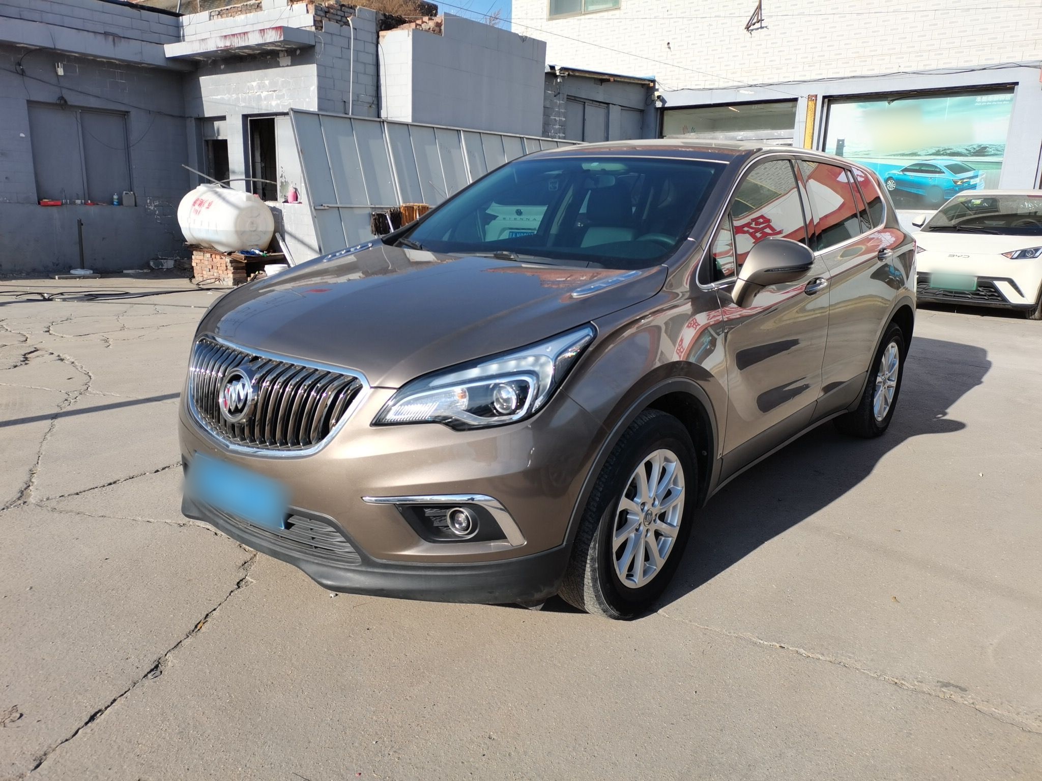 Под передней частью автомобиля