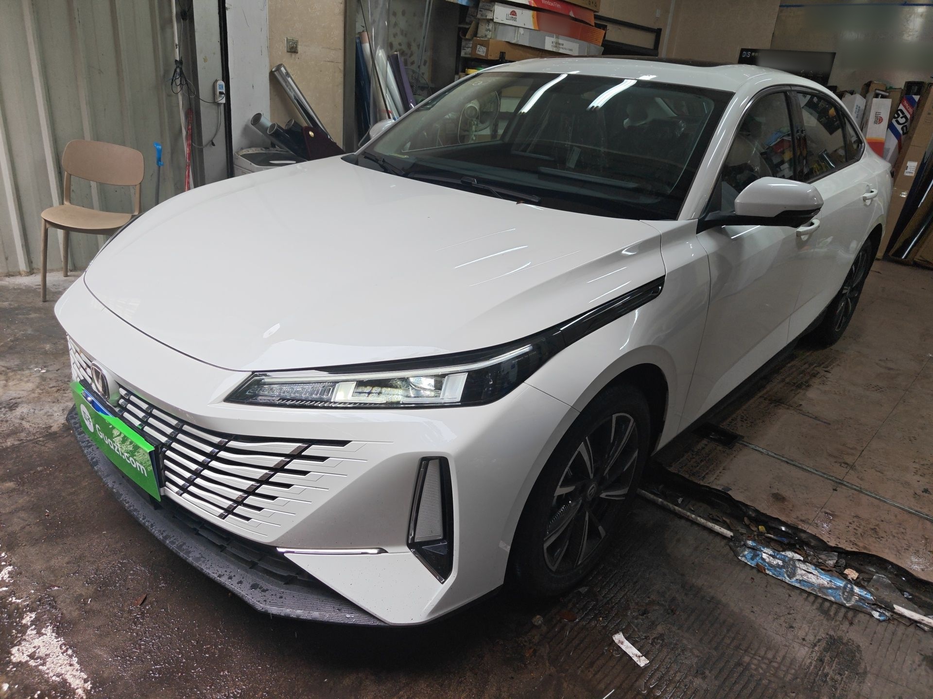 تحت مقدمة السيارة