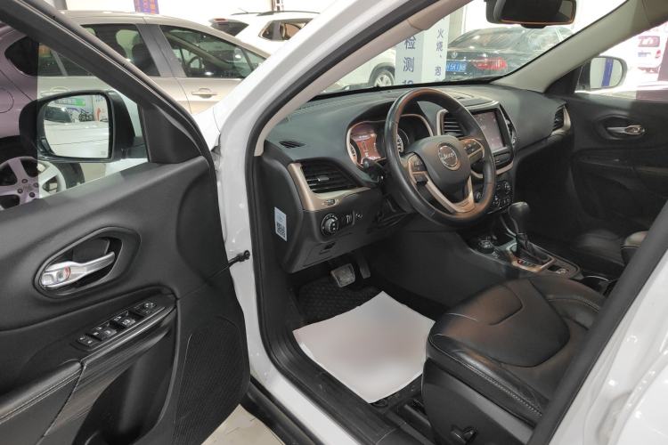 Used Jeep Cherokee 2014 2.4L Luxury Edition
