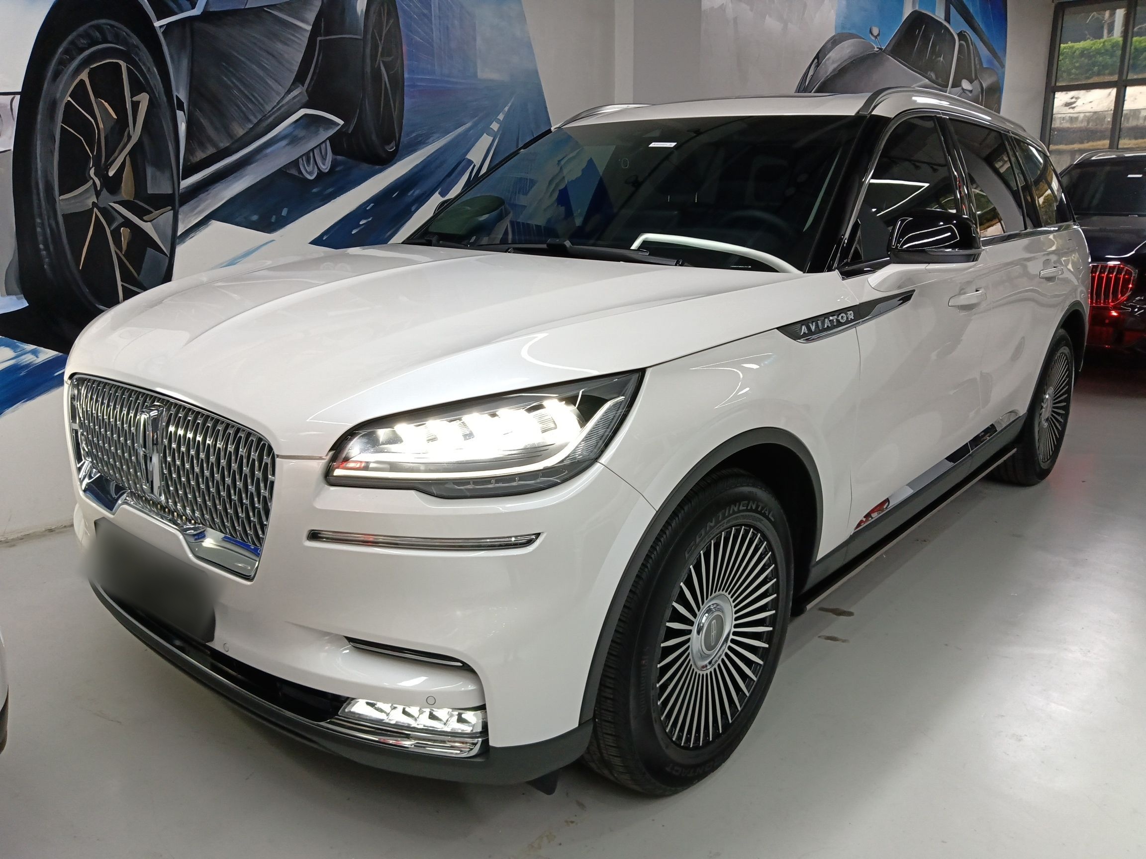 تحت مقدمة السيارة