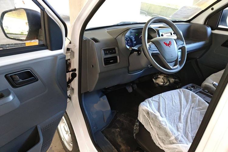 Used Wuling Yangguang 2024 300KM Comfort Version Passenger Van 75kW