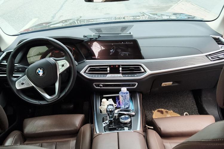 Used BMW X7 2022 xDrive40i Luxury Package with Leading Features Center Console