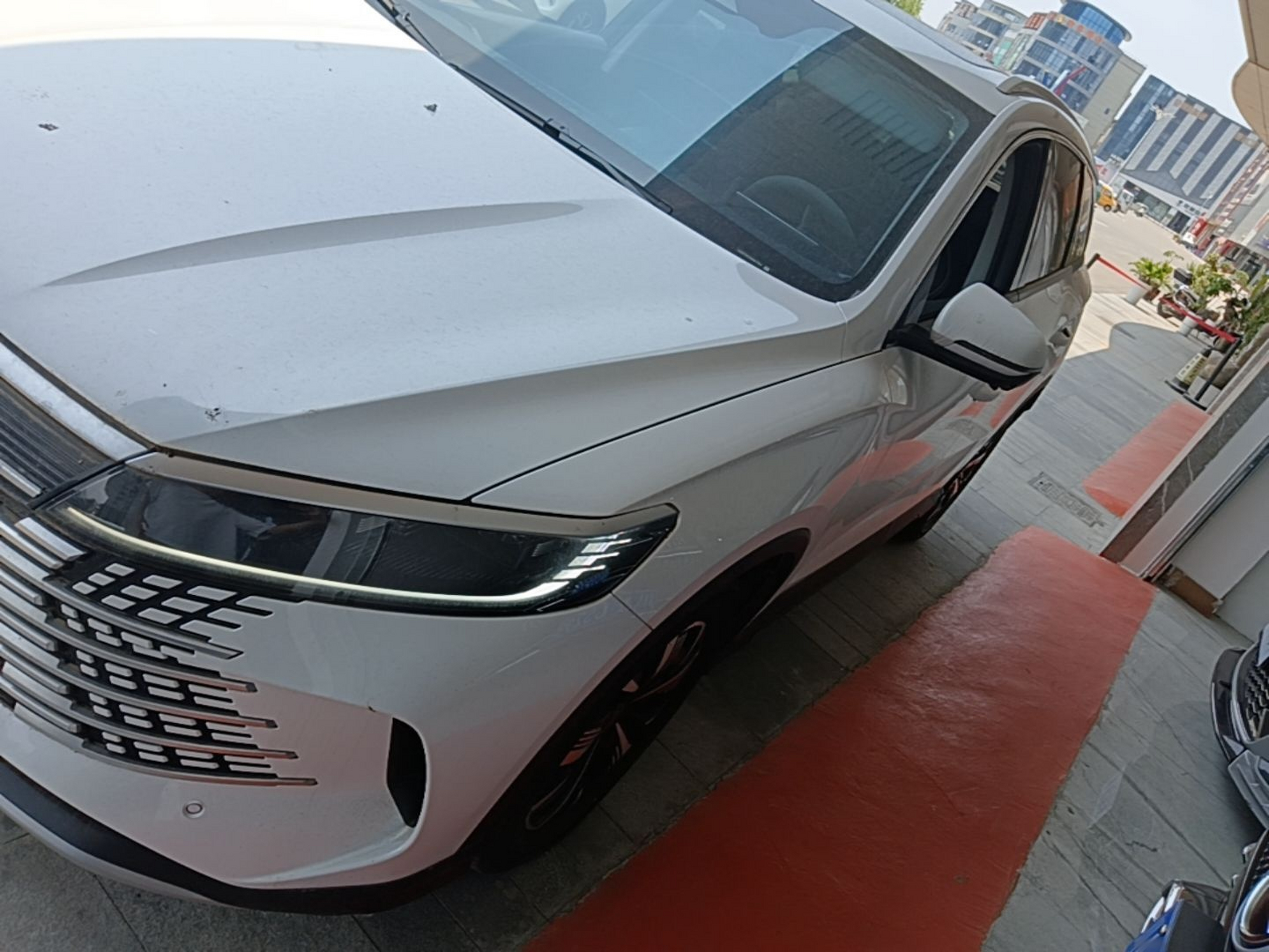 Под передней частью автомобиля