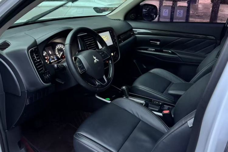 Used Mitsubishi Outlander 2019 2.0L Two-Wheel Drive Comfort Edition 5 Seats China VI Standard