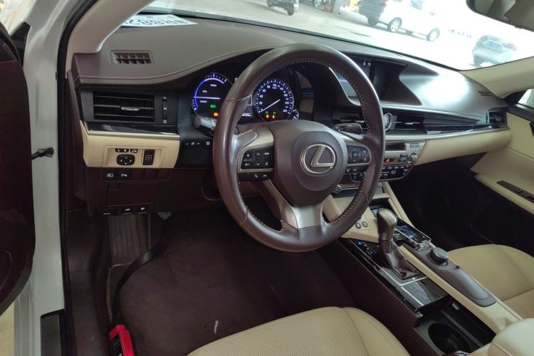 Used Lexus ES 2015 300h Comfort Edition
