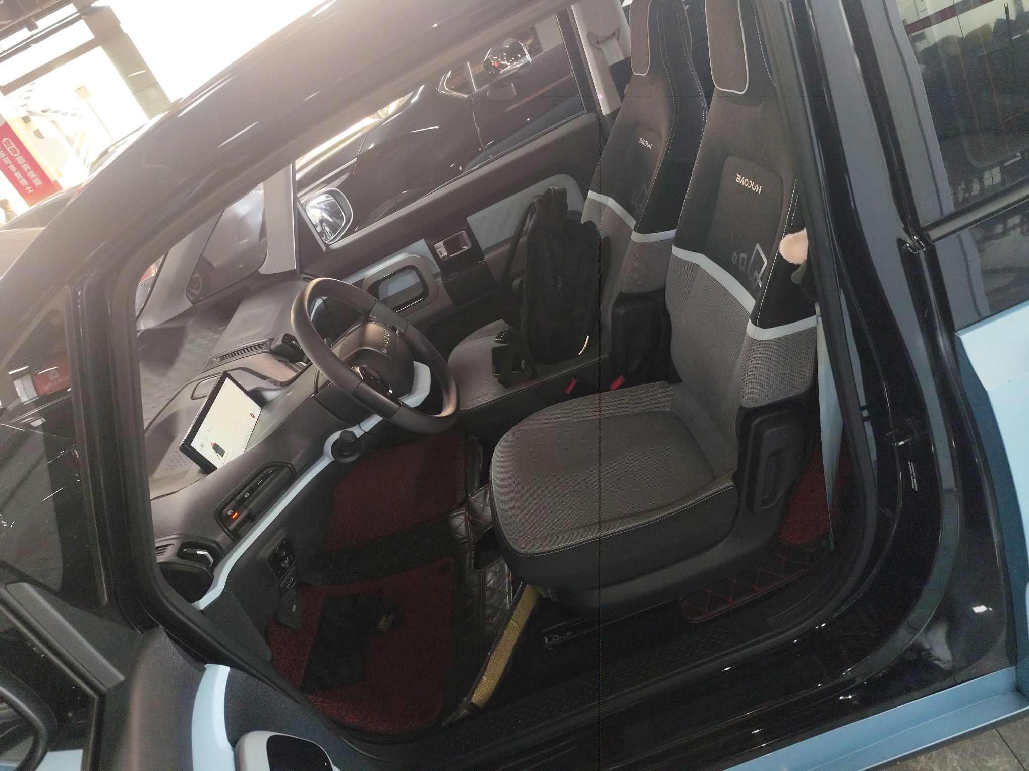 المقاعد الأمامية داخل السيارة