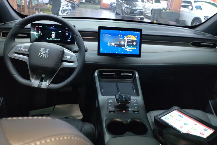 Used BYD Qin PLUS 2025 DM-i Smart Drive 55KM Leading Model Center Console