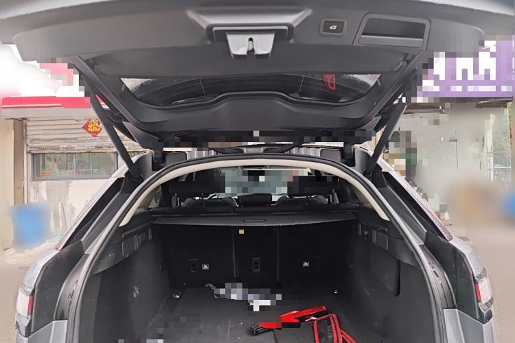 Used Land Rover Range Velar 2019 250 PS Trunk