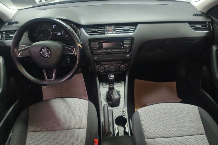 Used Skoda Octavia 2017 Classic Model 1.6L Automatic Comfort Edition Center Console