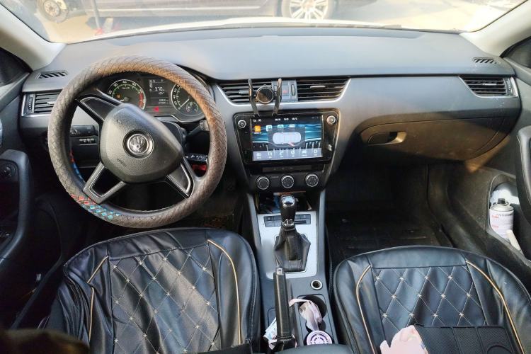 Used Skoda Octavia 2018 1.6L Automatic Comfort Edition Center Console