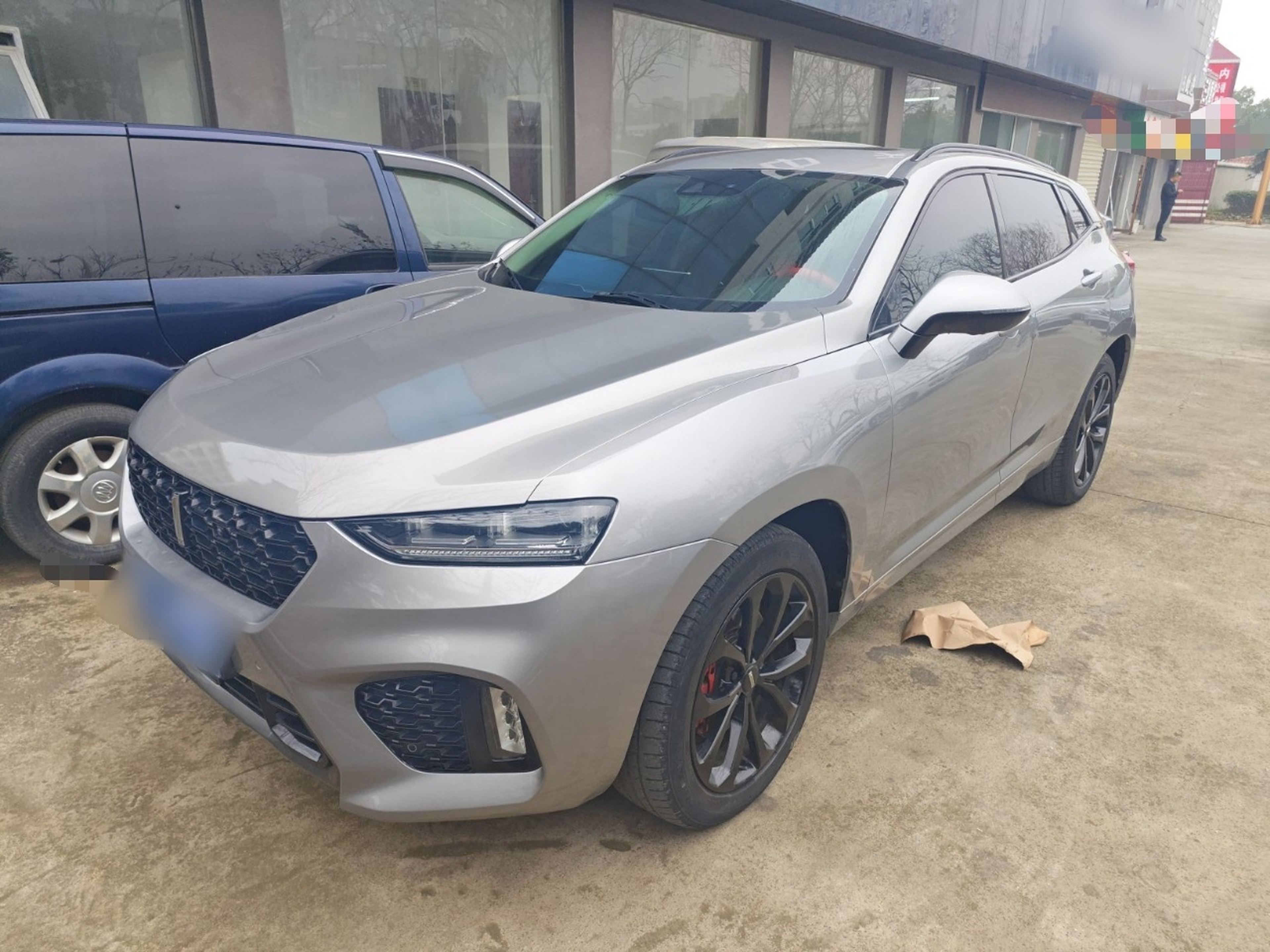 Под передней частью автомобиля