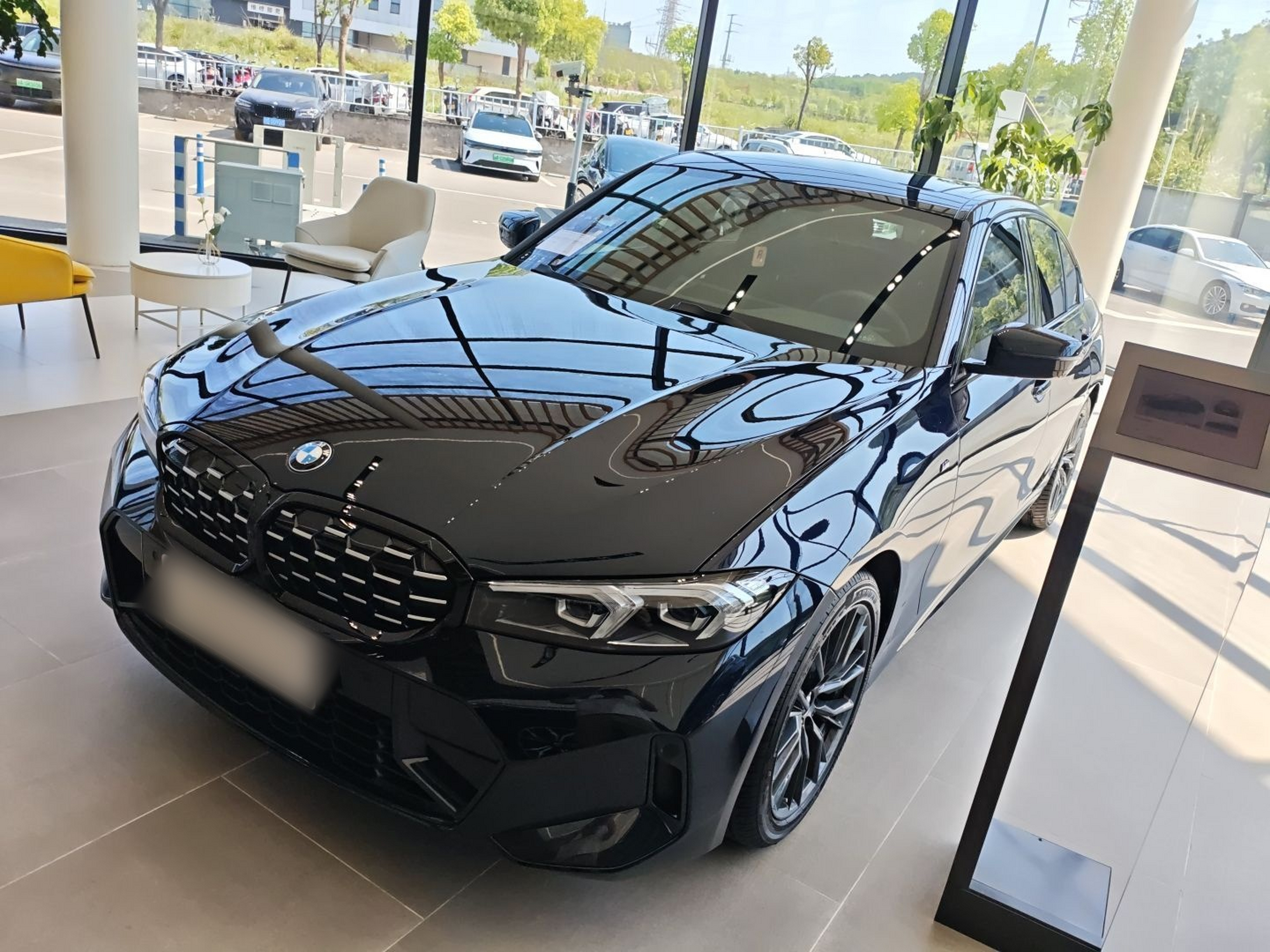 Под передней частью автомобиля