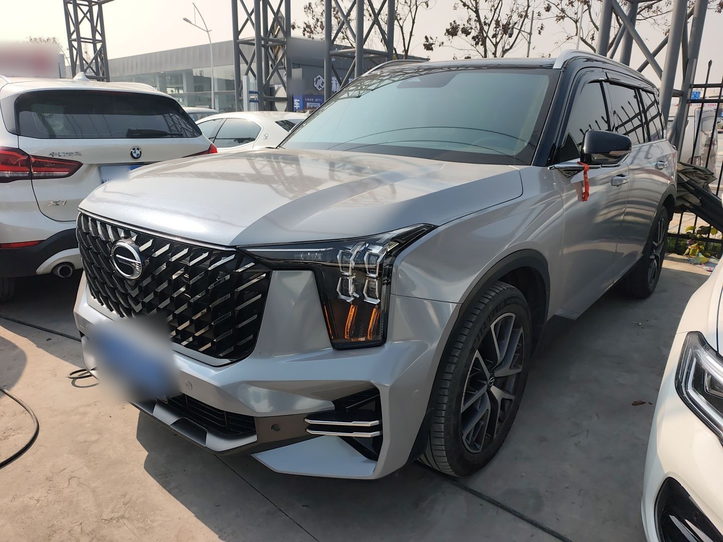 Под передней частью автомобиля