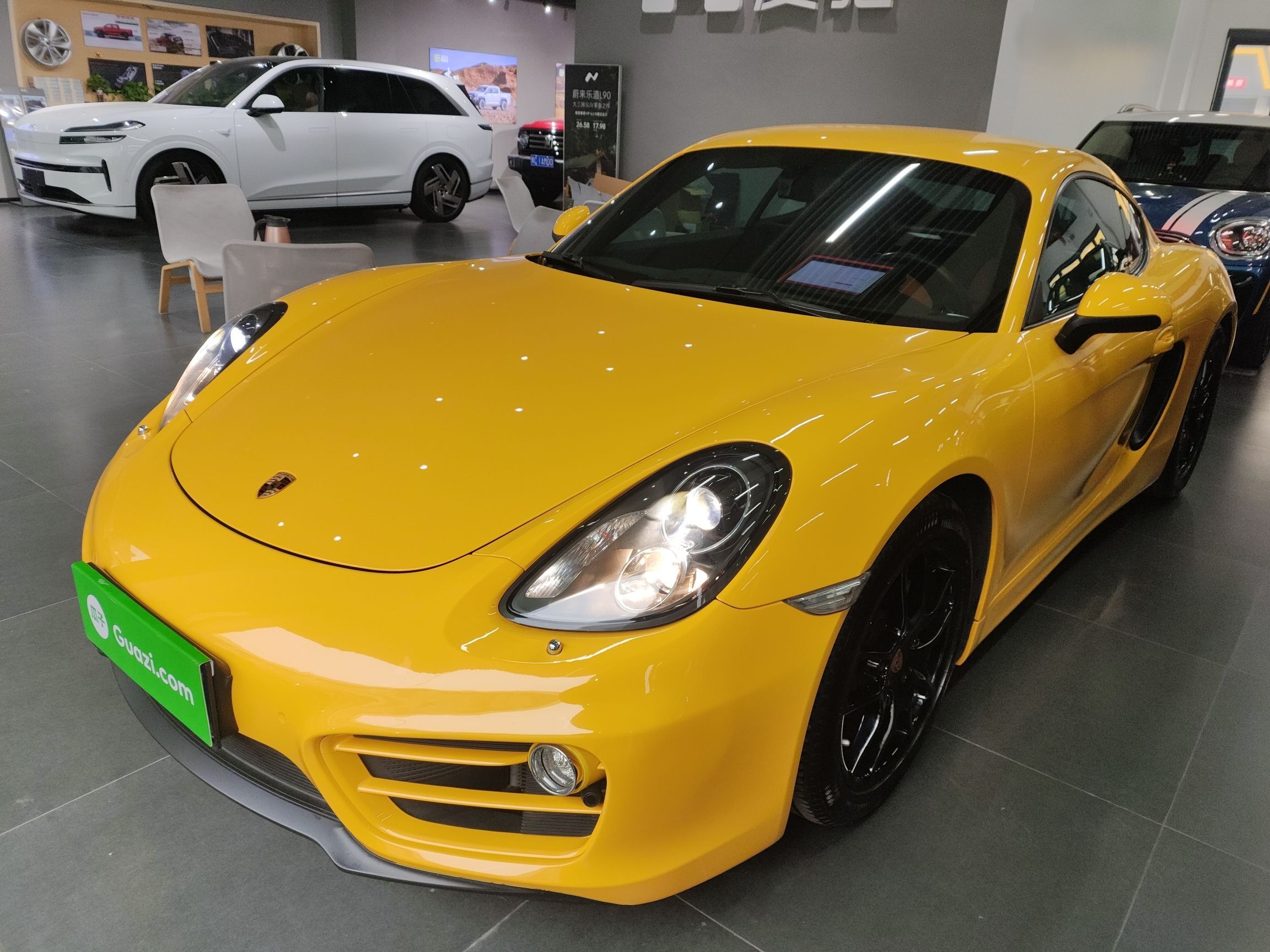 تحت مقدمة السيارة