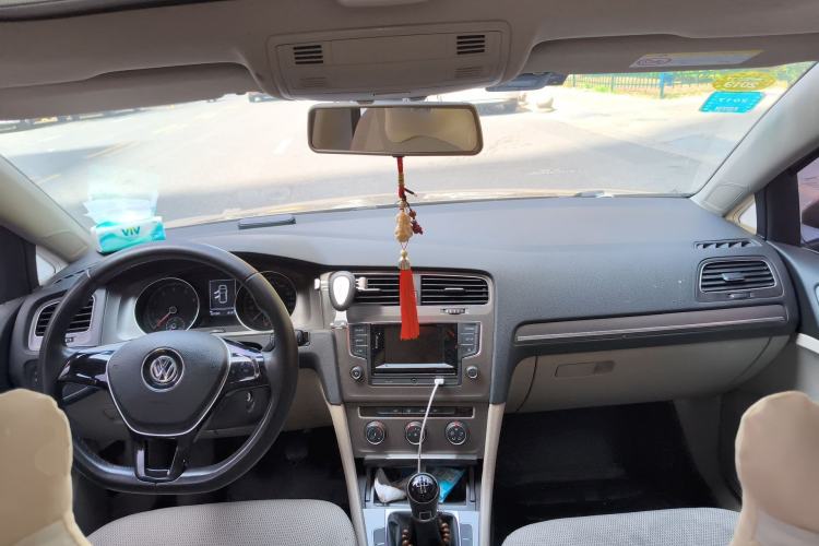 Used Volkswagen Golf 2016 230TSI Manual Comfort Version Center Console