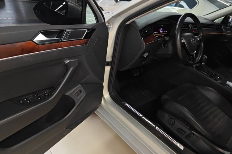 Used Volkswagen Magotan 2019 330TSI DSG Luxury Model China V Standard Driver Seat