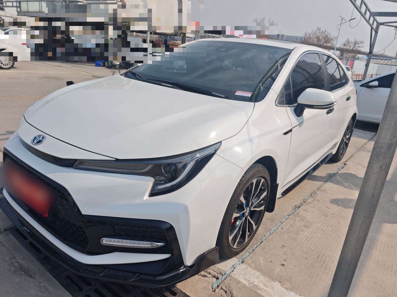 Под передней частью автомобиля