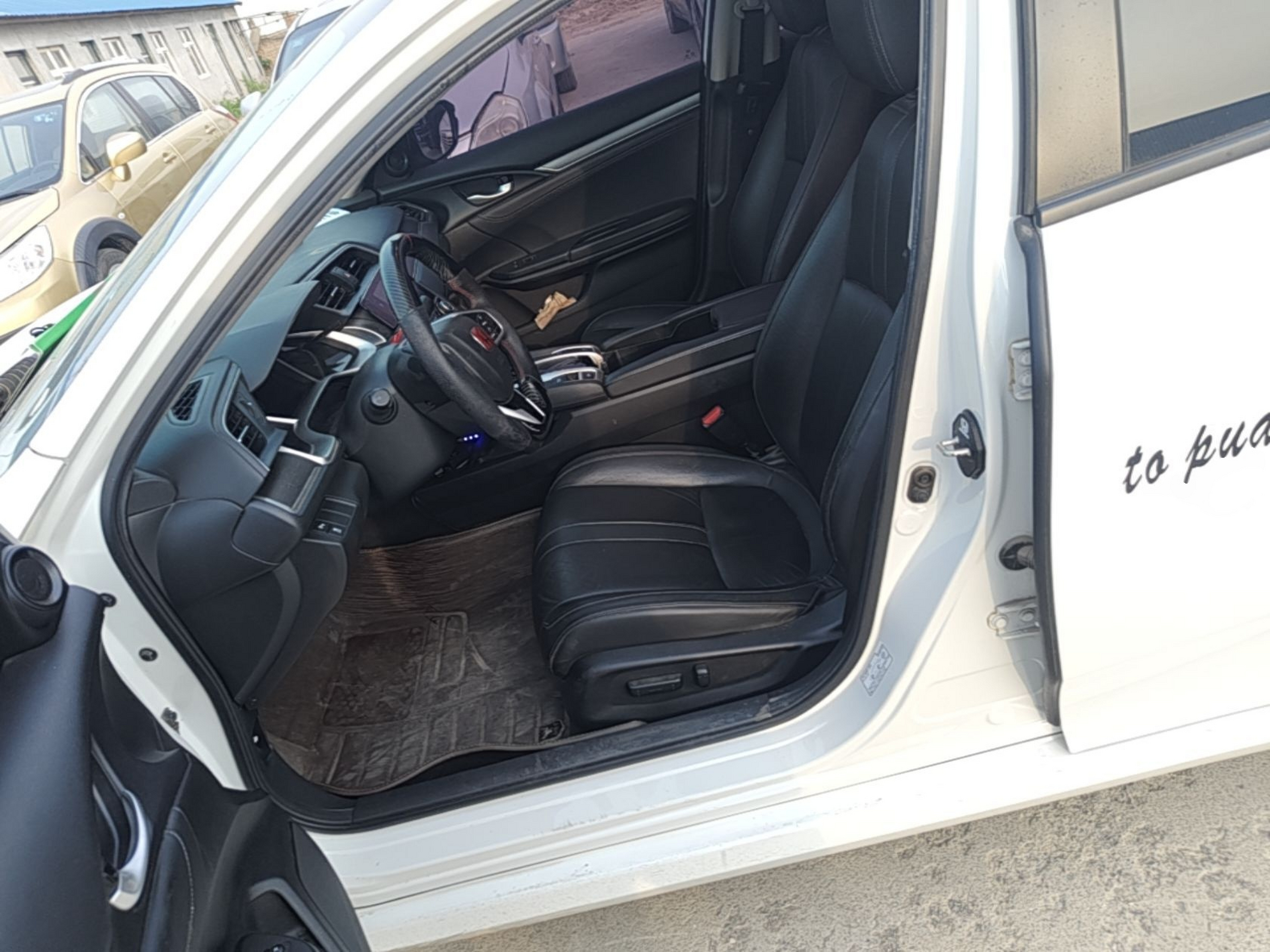 المقاعد الأمامية داخل السيارة