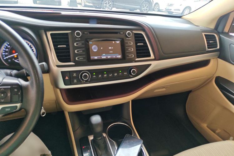 Used Toyota Highlander 2017 2.0T Two-Wheel Drive Elite Version 7 Seats Center Console