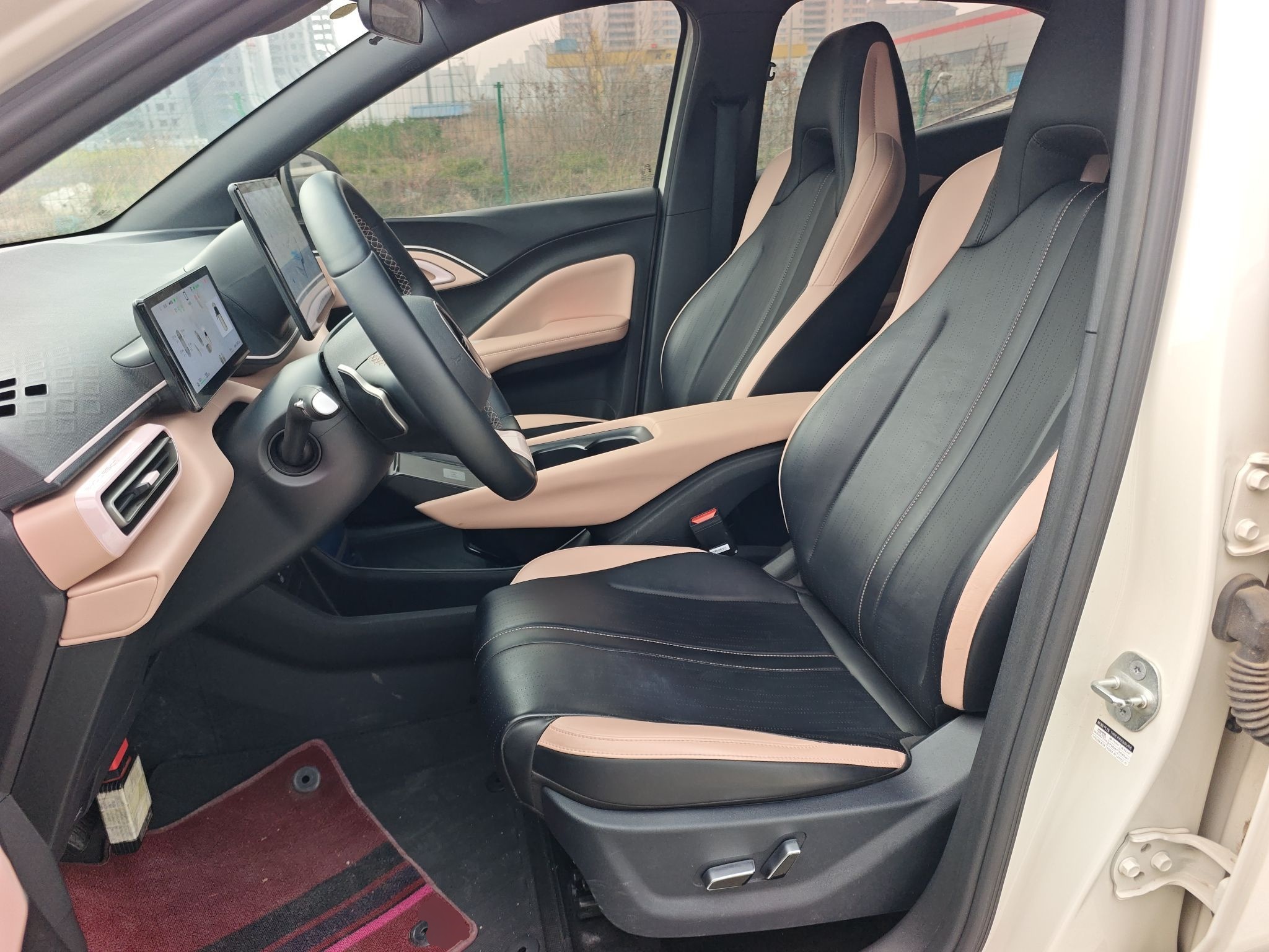 المقاعد الأمامية داخل السيارة