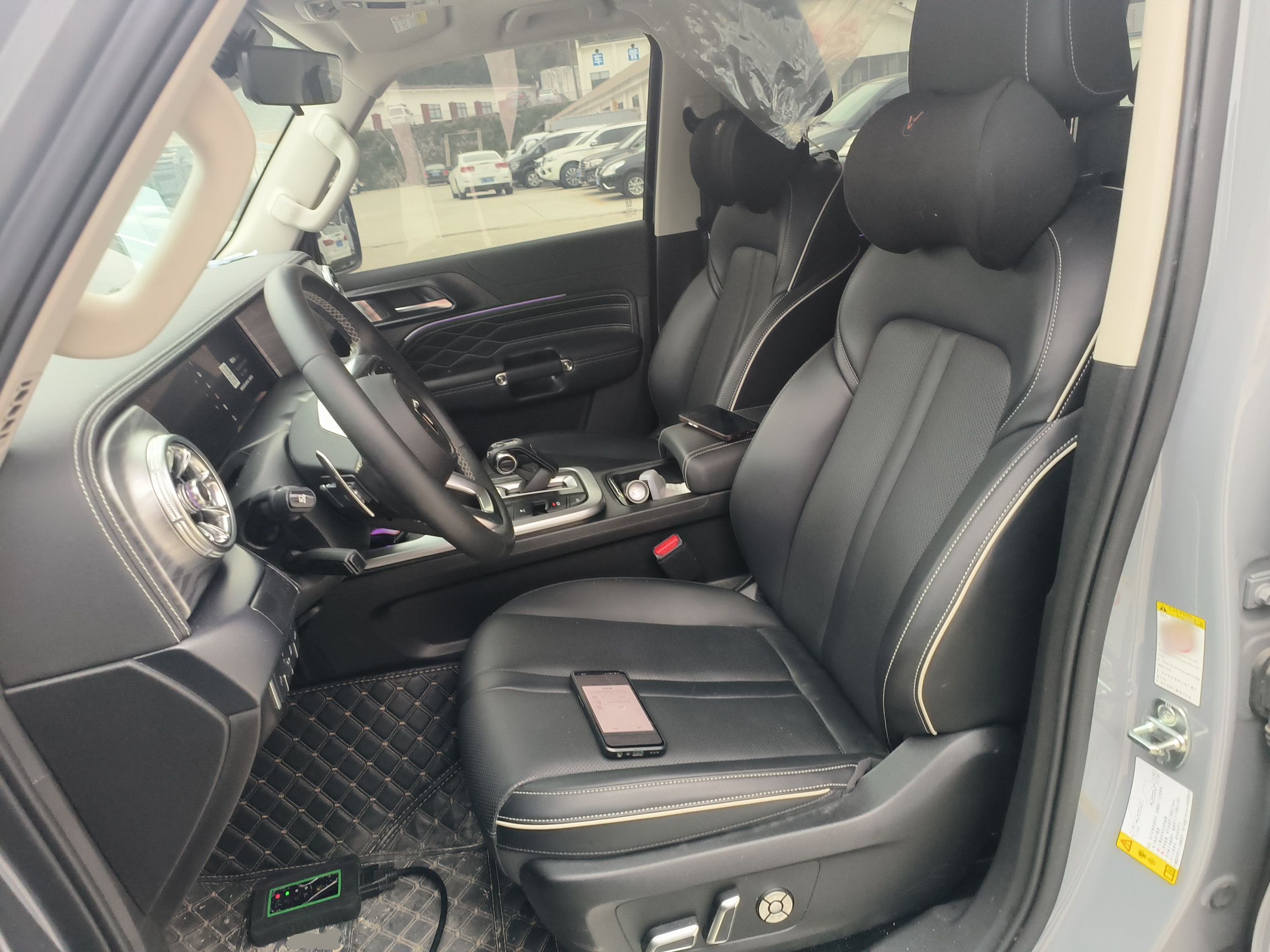 المقاعد الأمامية داخل السيارة