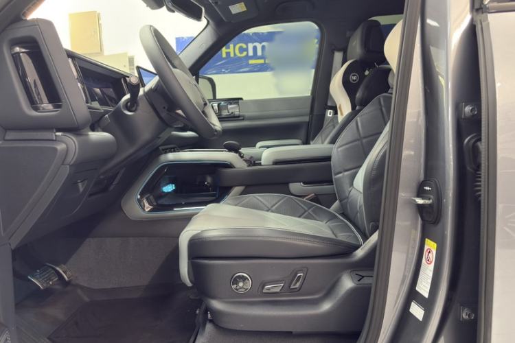 Used Formula Leopard 5 2023 Navigator Edition Left Front Seat